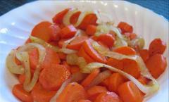 Тушеная печень со сметаной, морковью и луком