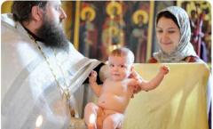 Všetko, čo ste chceli vedieť o sviatosti krstu: ako a kedy sa krstí novonarodené dieťa, čo je potrebné na obrad, koho si vziať za krstných rodičov V akom veku by malo byť dieťa pokrstené