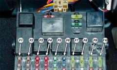 Mounting block arrangement of fuses and relays